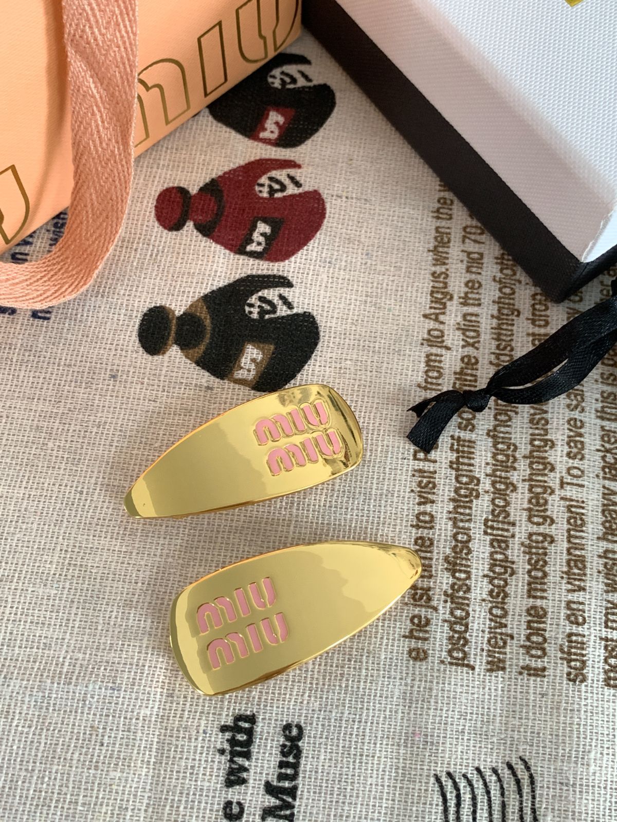 大人気！【MiuMiu】 ミュウミュウ エナメルメッキ ヘアピン
