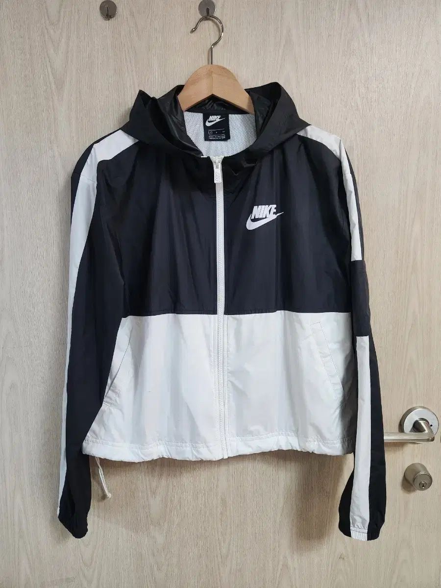 Nike フード付きウィンドブレーカー ブラック/ブルー 楽天市場】ナイキ ウインドブレーカー ブルーの通販