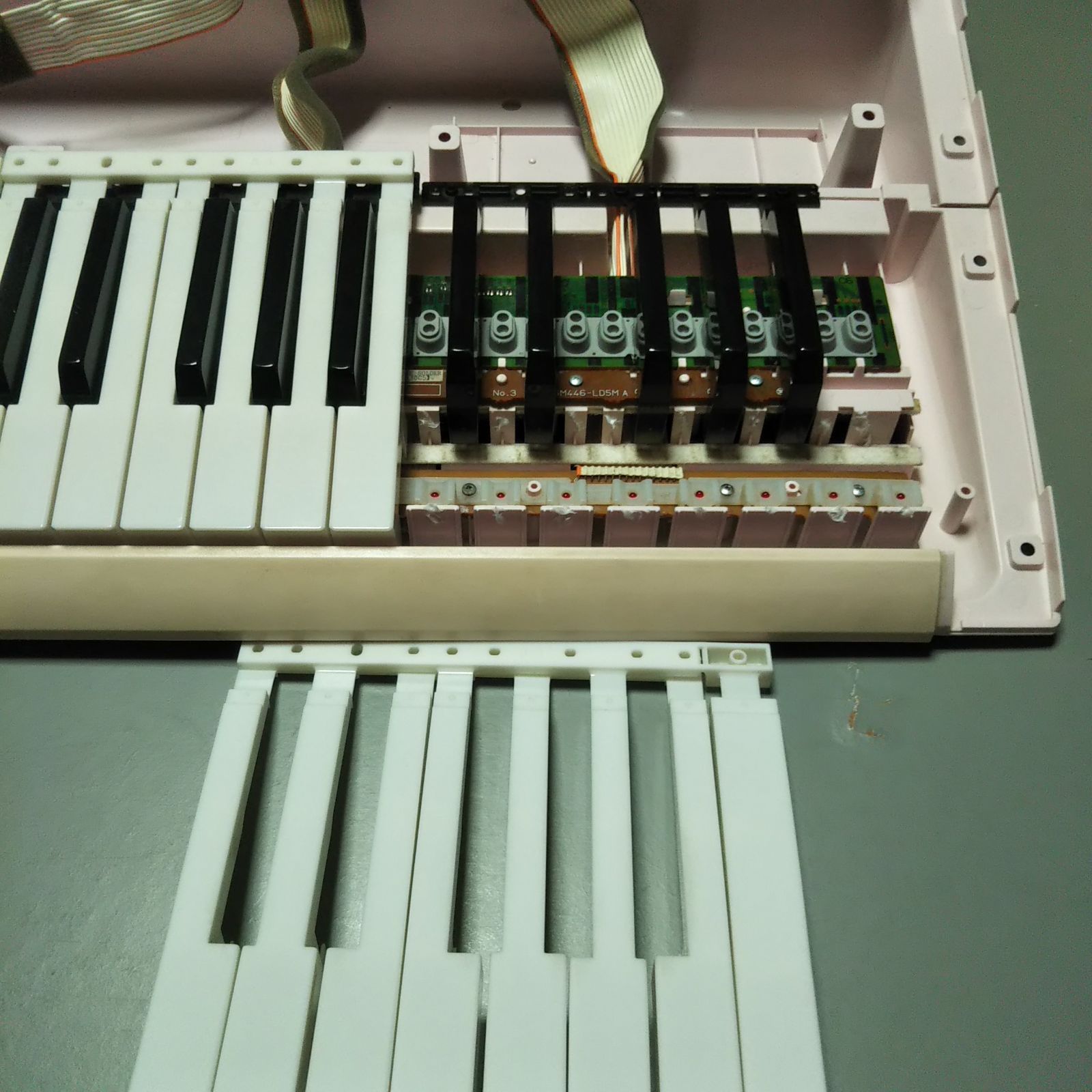 CASIO LK-105 シンセサイザー 61鍵 Amazon.co.jp: CASIO 光ナビゲーションキーボード(61鍵盤) LK