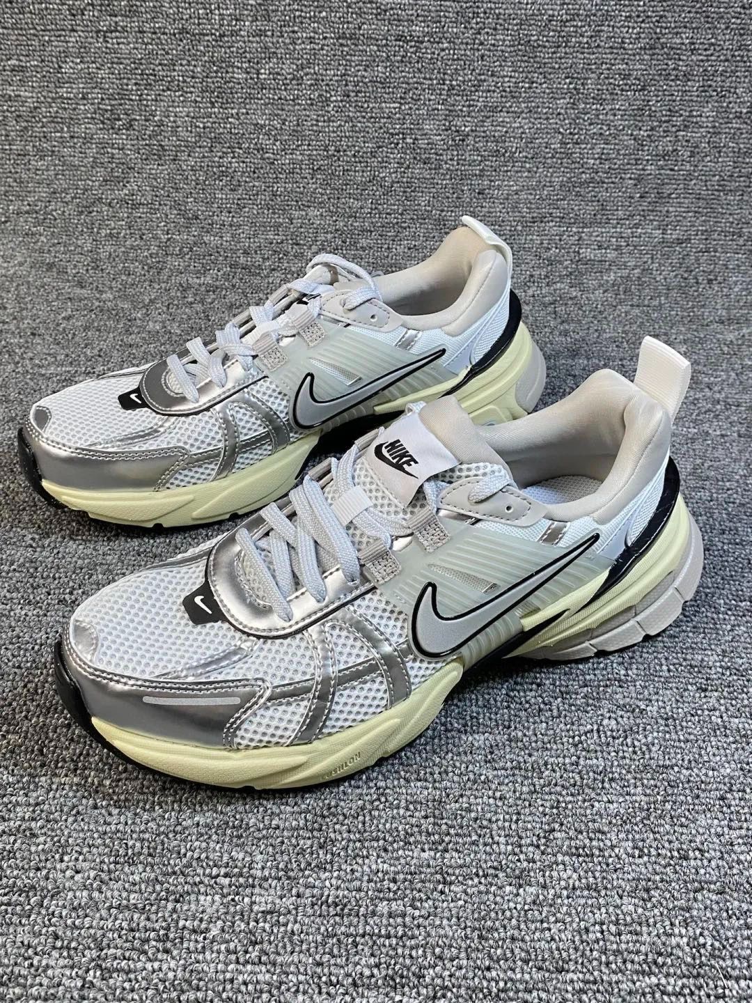 新品　NIKE W V2K RUN ホワイト シルバー