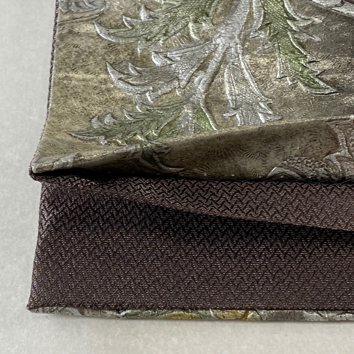 袋帯 逸品 落款 和泉紫峰 花唐草 金銀彩 金唐革 銀色 六通 正絹 【中古 