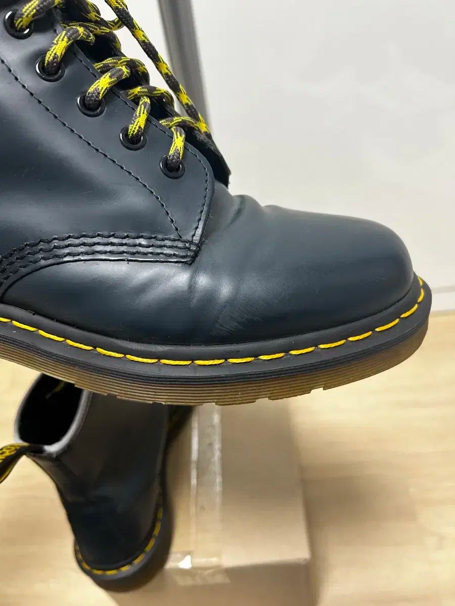 umt12-064 フュー　台湾版 DR. MARTENS(ドクターマーチン) 10072 （ uk8 ）