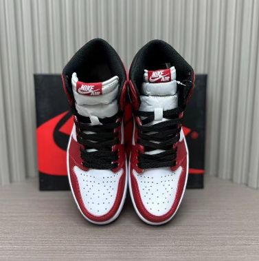 新品未使用 NIKE AIR JORDAN 1 RETRO HIGH OG WHITE/BLACK-VARSITY RED 男女兼用 スニーカー✿ -  メルカリ