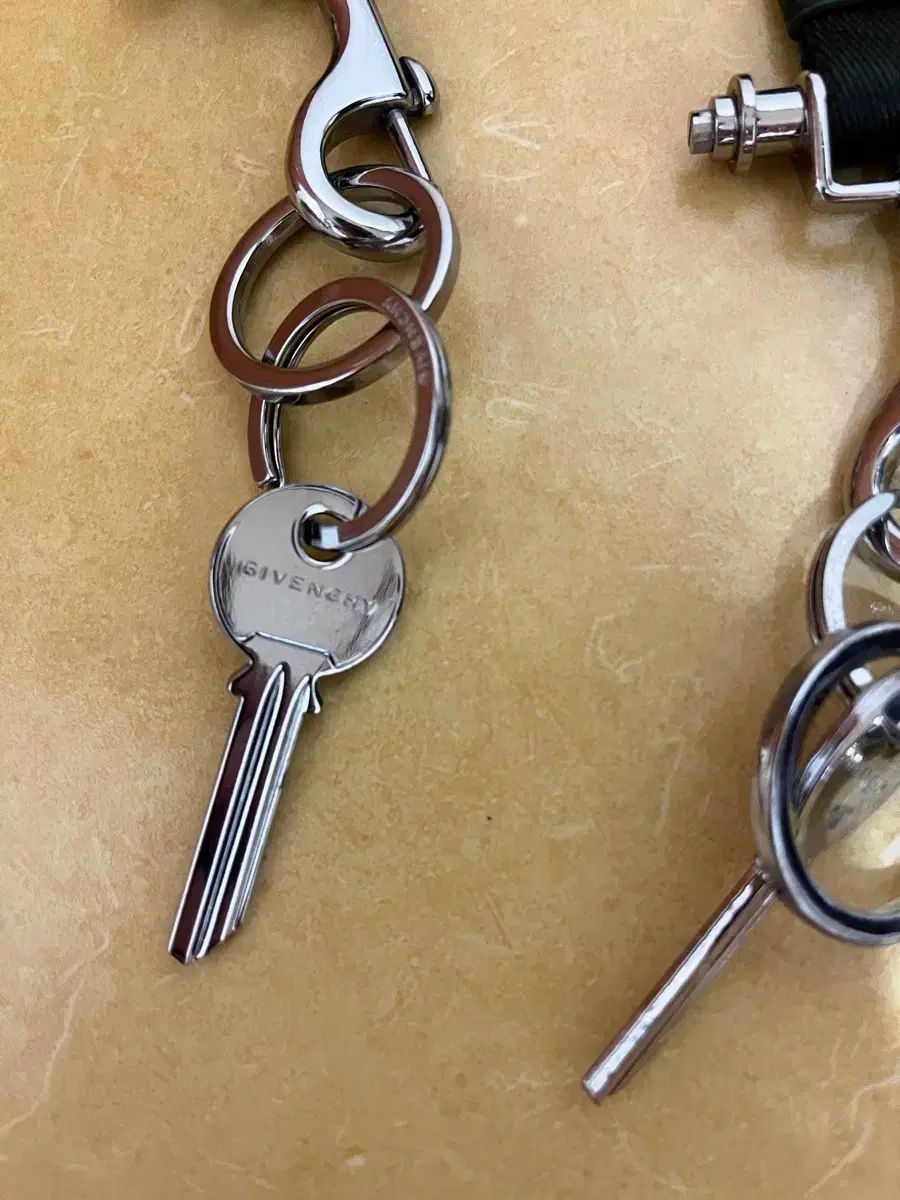 海外での購入 Givenchy（ジバンシィ） キーリング ネックキーリング