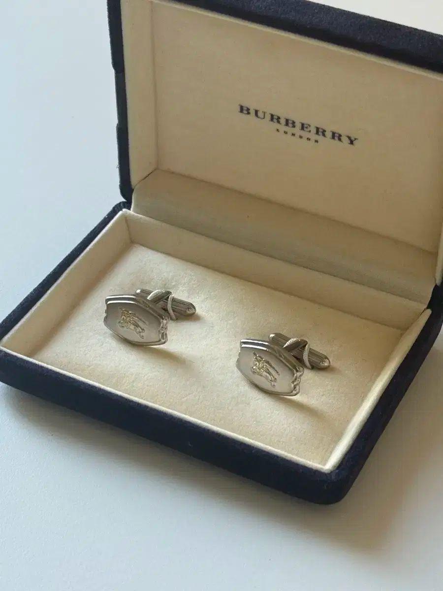 BURBERRY カフスセット シルバー⁄ブラック 箱保存袋つき BURBERRY