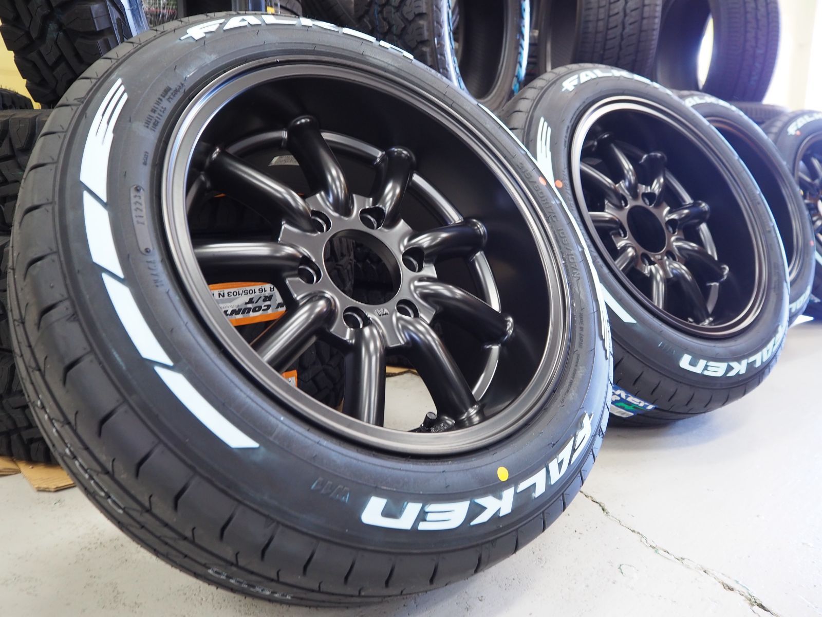 33,600円ハイエース200系　ファブレスMC-9   215/60R17