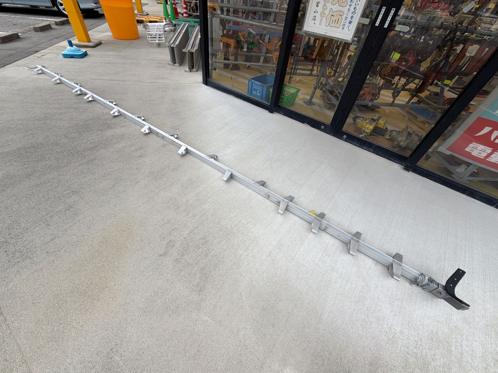 送料含む 品 長谷川工業 枝打はしご 木登り梯子 ロッキーラダー ジョイント×2 全長約5.9m 組立時 アクトツール富山店 外