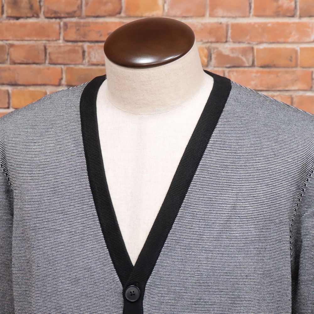 25AW GAUDI Lサイズ ニットカーディガン C521GU53044 Vネック ボーダー 上質 カジュアル インポート 今季 メンズ 紳士 ガウディ 黒×白 mc357