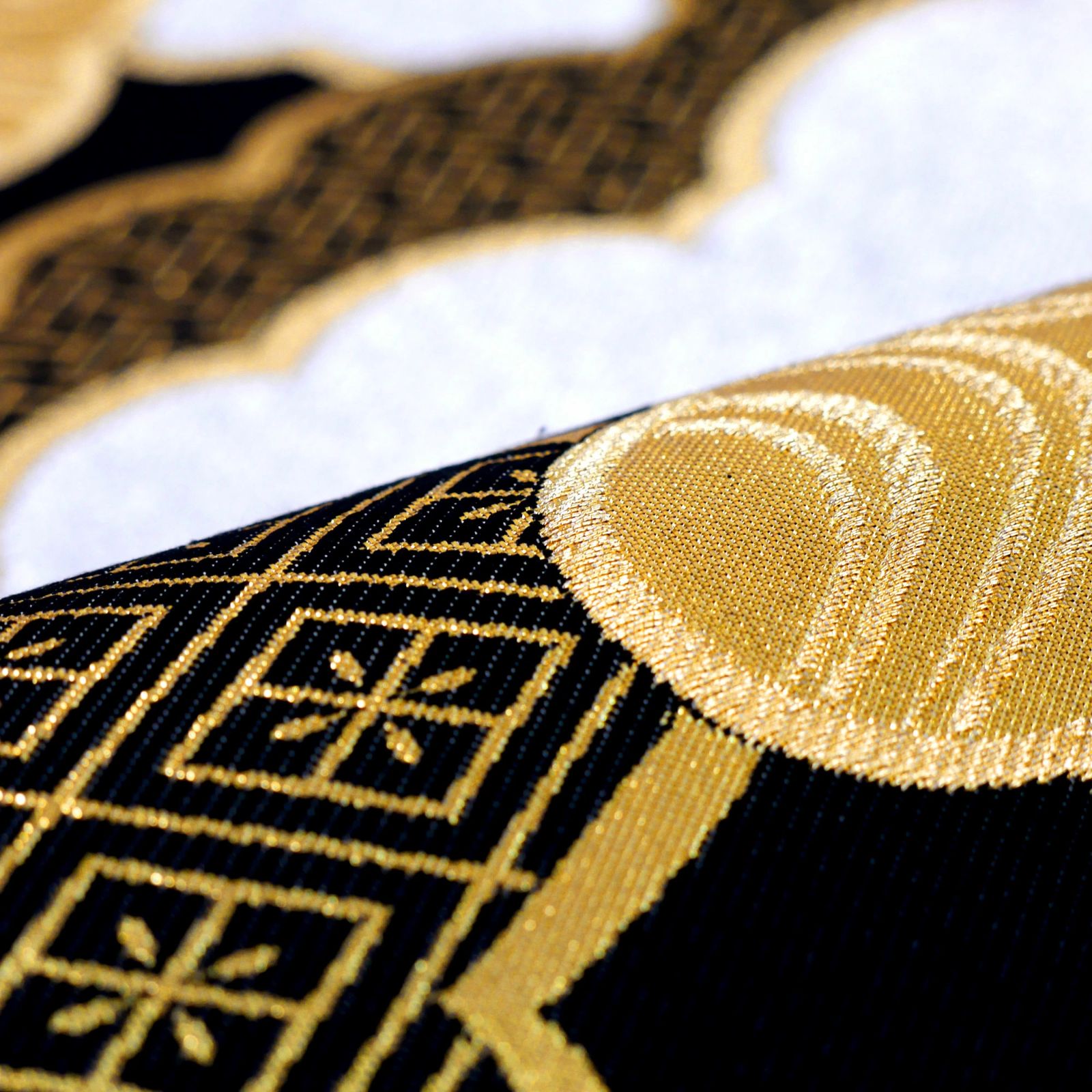 絹 シルク素材 ゴールドの刺繍の帯 豪華で品のあるお品 卒業式 な入学