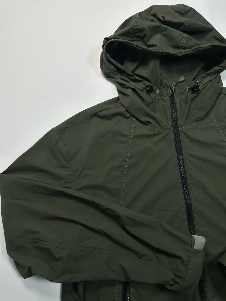 GREEN 軽量ウィンドブレーカー