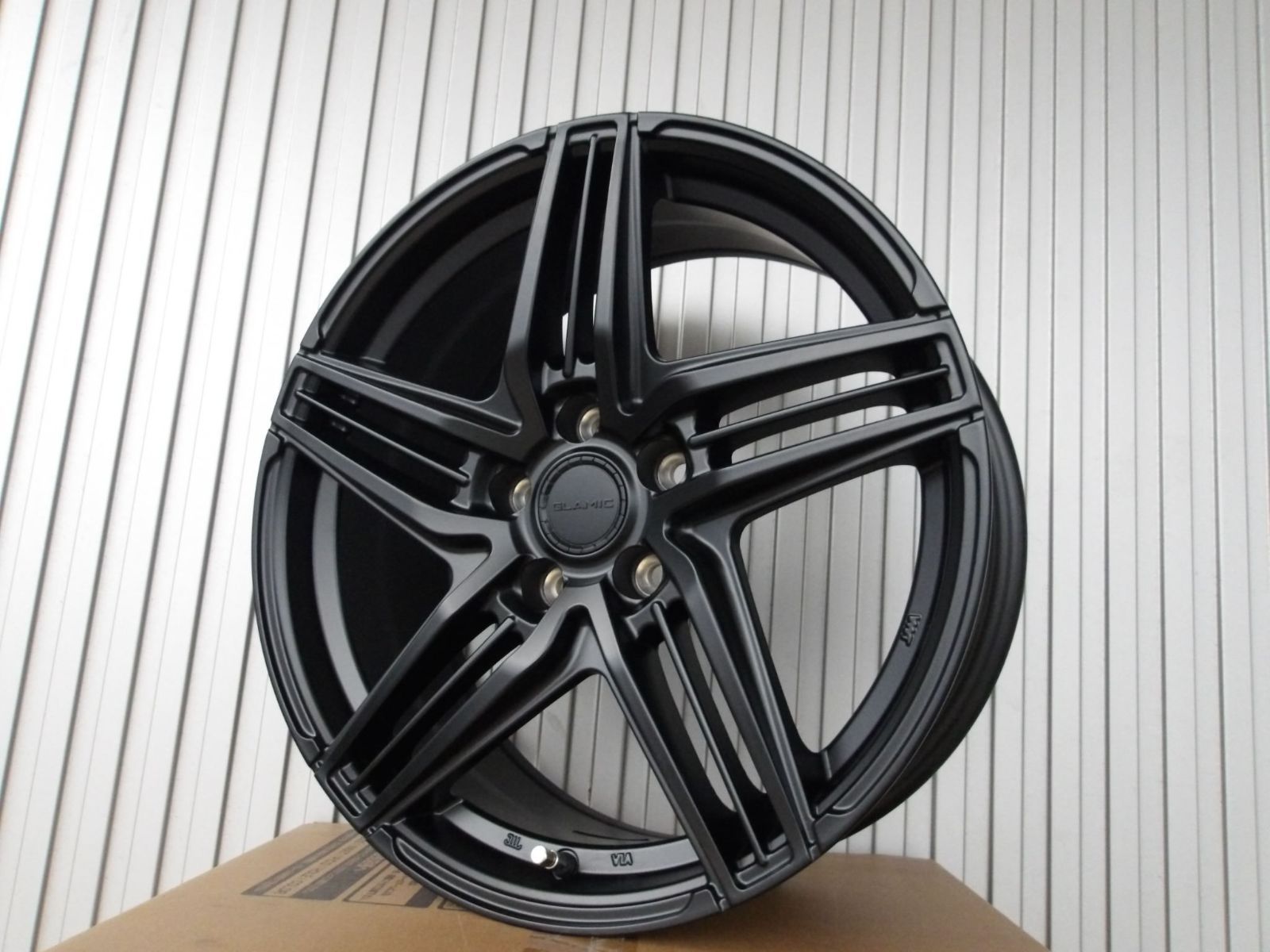 状態良好　クラウンクロスオーバーＲＳ　ＴＺＳＨ３５　１８インチ　７．５　　グラミック　４本セット