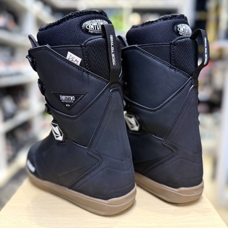 24-25 THIRTYTWO LASHED W'S X VOLCOM ｶﾗｰ:BLACK 23.5cm
