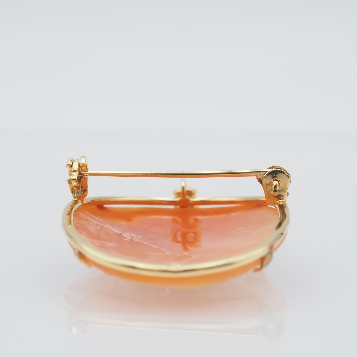 カメオ 女性の横顔 ブローチ 美しいグレーの瑪瑙 砂糖菓子のような女性の横顔カメオブローチ