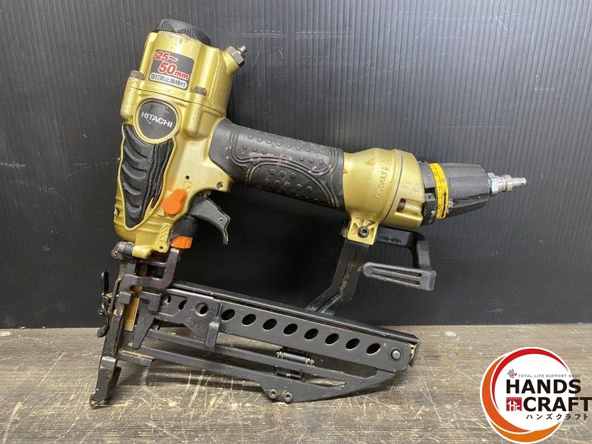 ● 品 HITACHI 日立工機 N5004HMF 高圧 タッカ 50mm 使用空気圧力 1.76-2.26MPa ケースにマジックによる塗りつぶし有