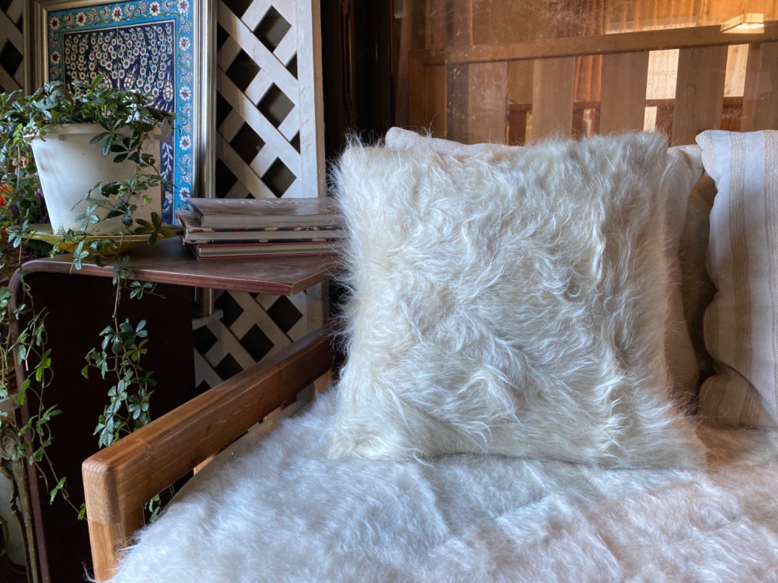 アンゴラヤギのモヘア使用手織りの毛布トルコシイルトバッタニイェで作ったクッションカバー当店のみモフモフ自然の暖かさ！光の加減でシャンパンゴールドにも見えます！当店のみの素敵なクッションカバー