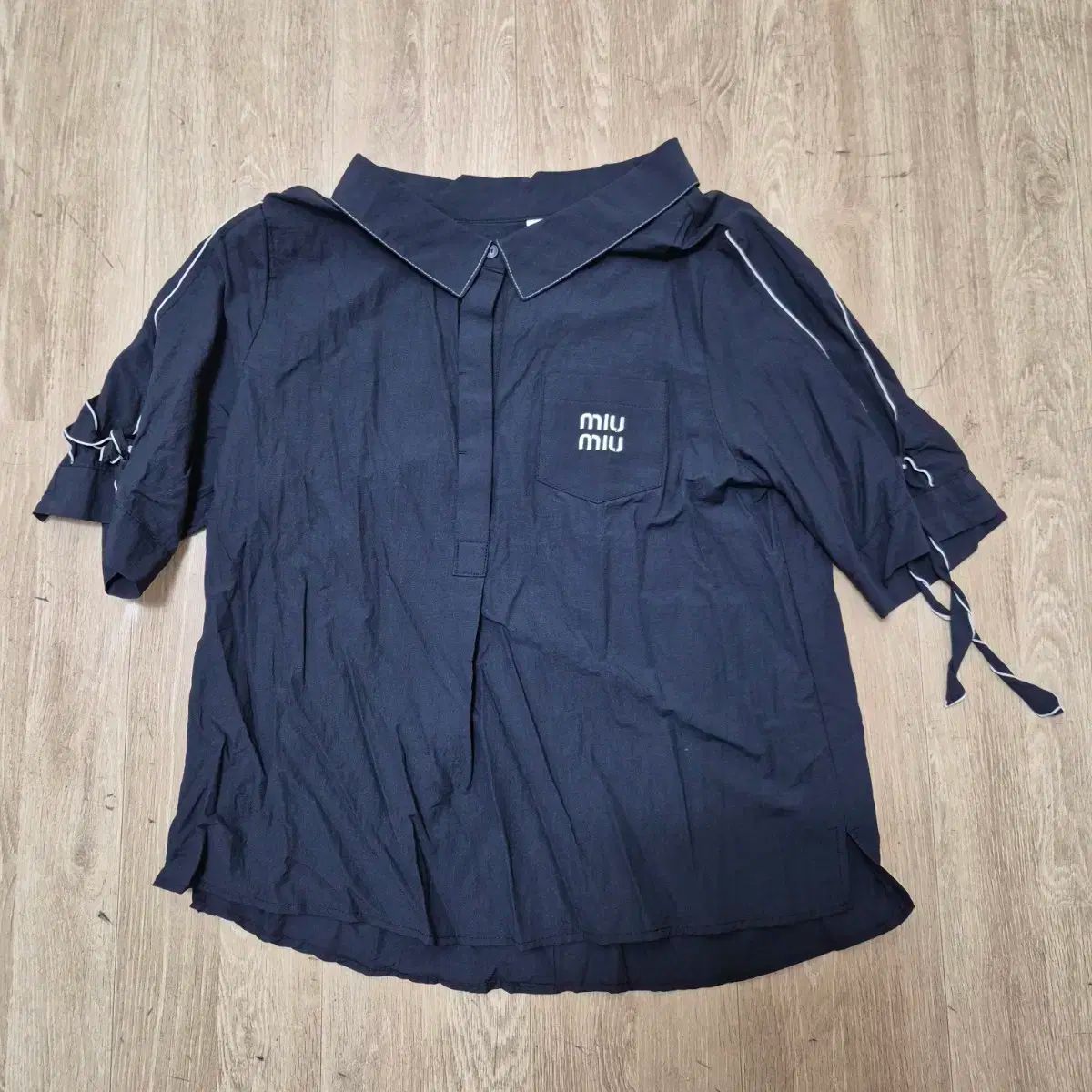 MIU MIU(ミュウミュウ) 公式 クロップド カラー 半袖 シャツ