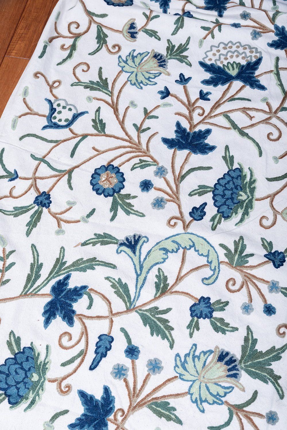 ウール刺繍糸による贅沢な刺繍〔約132cm〕