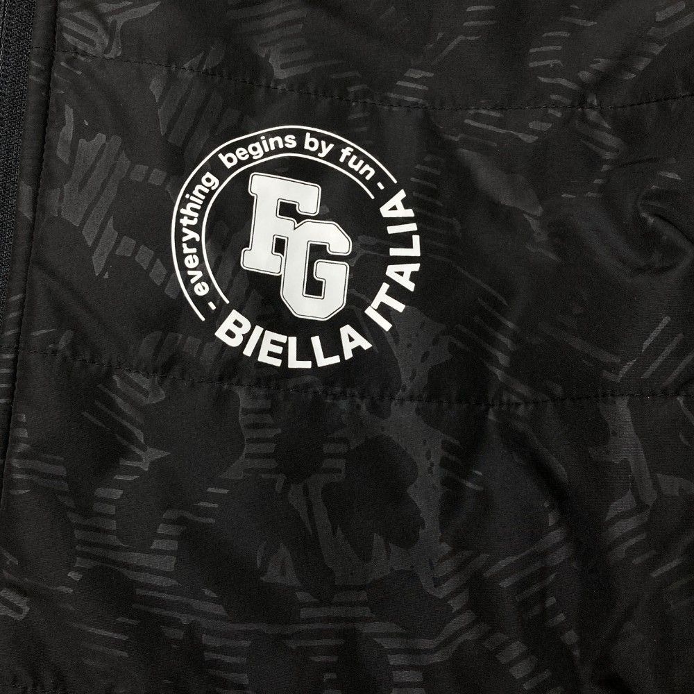 サイズ：L FILA GOLF フィラゴルフ  中綿 ジップジャケット 総柄 ブラック系 [240101428919] ゴルフウェア メンズ ストスト サイズ：L FILA GOLF フィラゴルフ 中綿 ジップジャケット 総柄