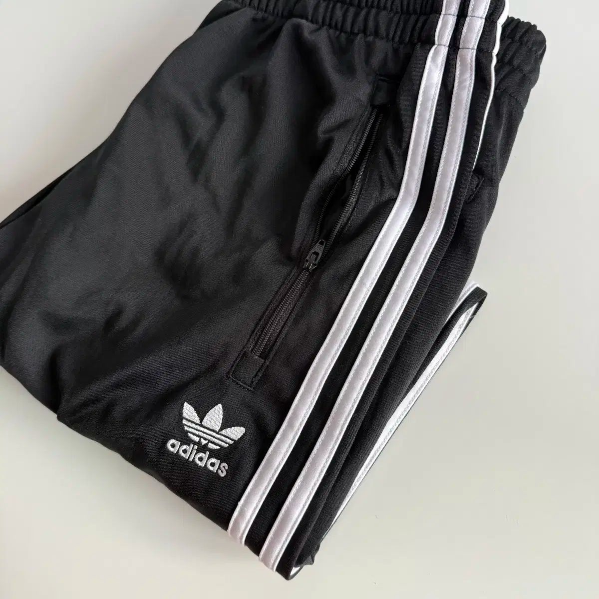 adidas ADICOLOR CLASSIC FIREBIRD TRACK TOP ブルー/ブラック（アディダス アディカラー クラシック  ファイヤーバード トラック トップ-ブルー） | atmos（アトモス） 公式オンラインストア アディカラークラシックファイヤーバード　メンズS