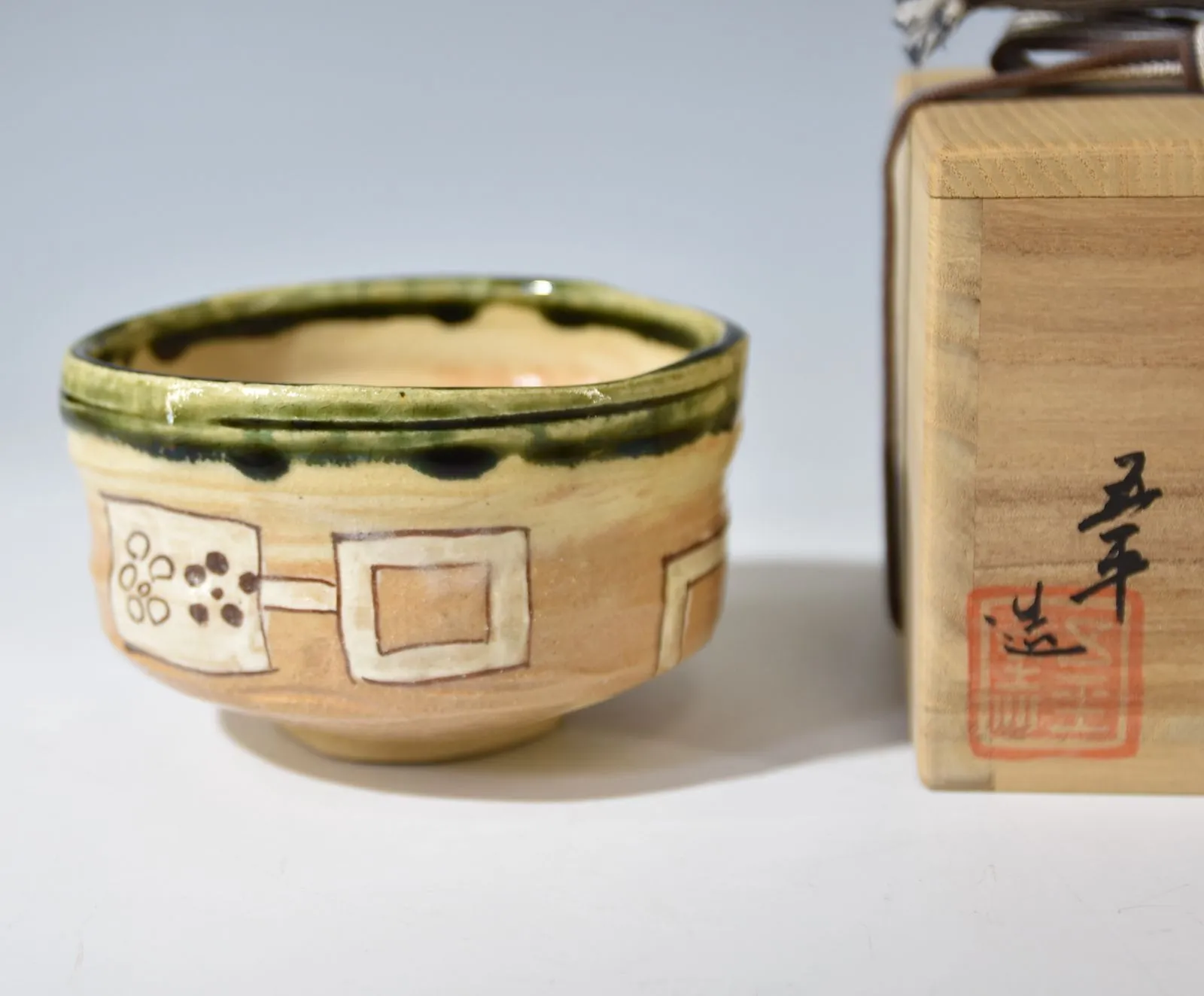 茶道具　徳川中期　織部焼　鳴海織部　沓形茶碗　時代箱　V　R8558 古作品】鳴海織部 沓茶碗 茶道具 茶器 - メルカリ