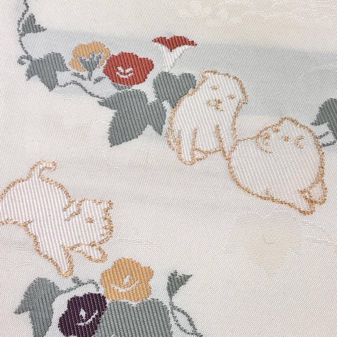 名古屋帯 かわいい犬に花模様 鳥の子色 金糸 O-5401 犬の模様が