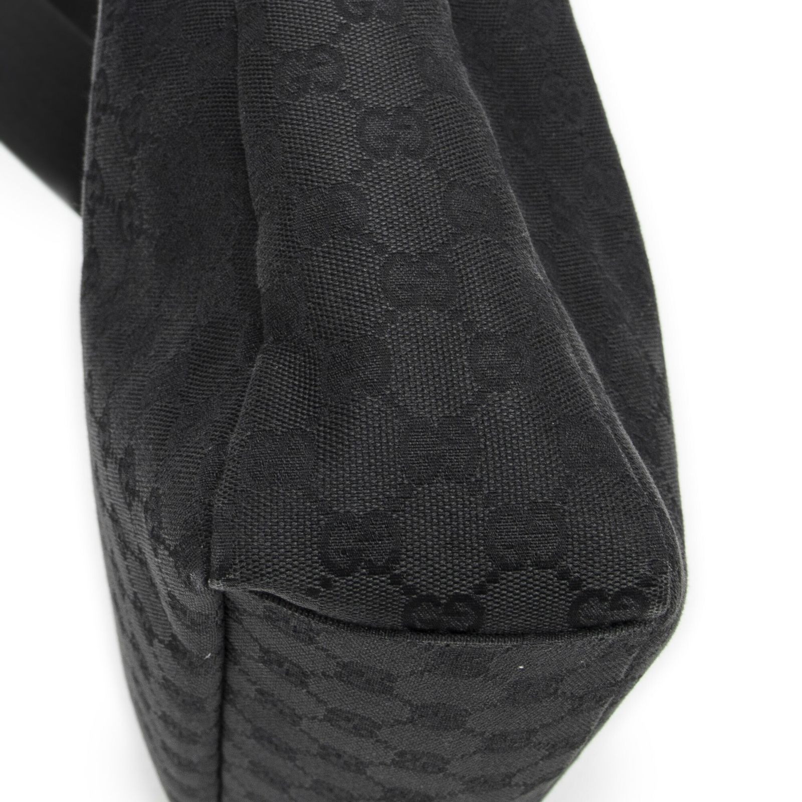 GUCCI グッチスクエアジップメッセンジャー黒GGキャンバスA