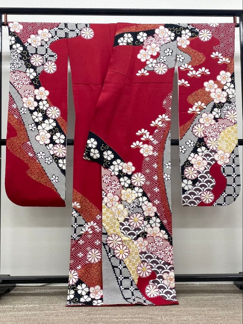 振袖 金駒 ふくれ織紋意匠 染め絞り柄 身丈164cm パールトーン加工済