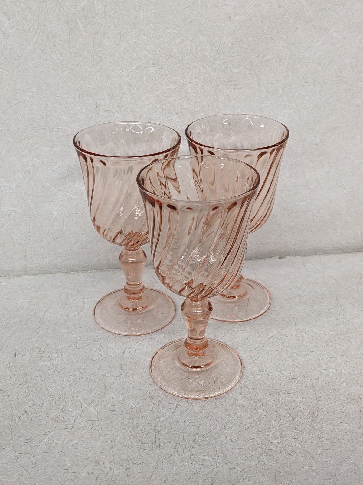 Arcoroc France アルコロック ロザリーヌシリーズ ワイングラス 3客 ピンク スワール ヴィンテージ＊mjj206