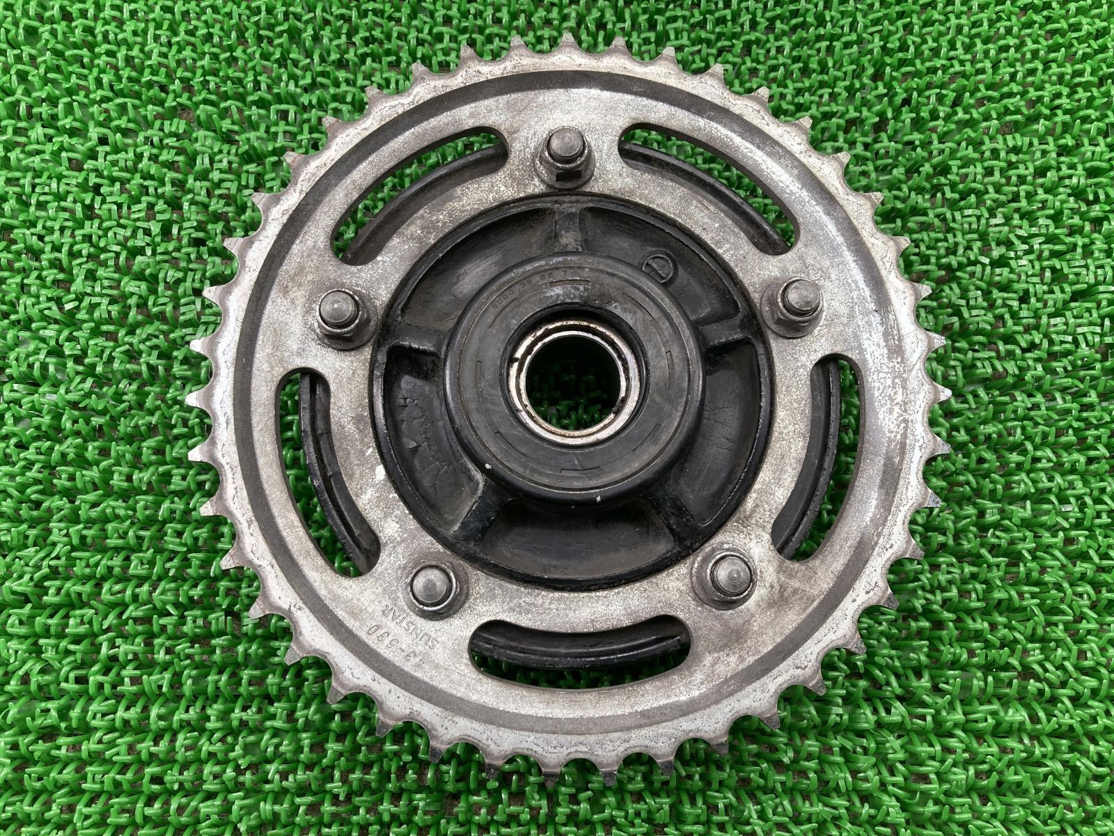 GSX1300Rハヤブサ リアホイールハブ 35F スズキ 純正 中古 バイク 部品 GX72A GX72B リアスプロケット 割れ欠け無し 品薄 車検 Genuine