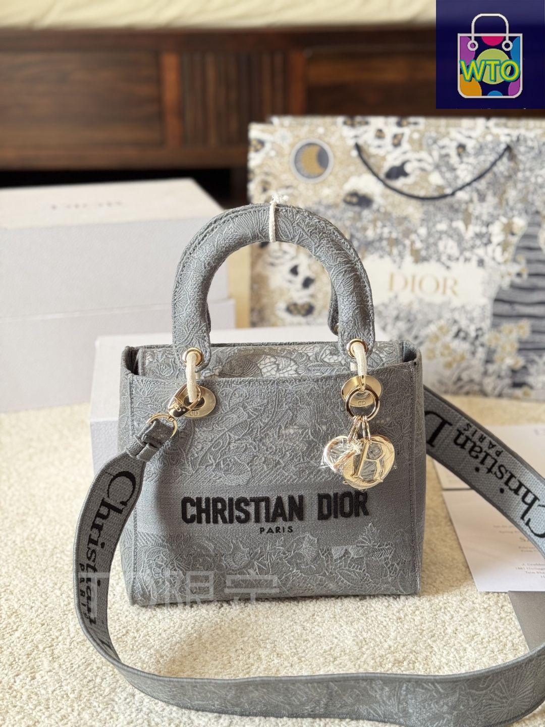 CHRISTIAN DIOR アイボリー キルティング バッグ スカーフ付き CHRISTIAN DIOR アイボリー キルティング バッグ スカーフ付き