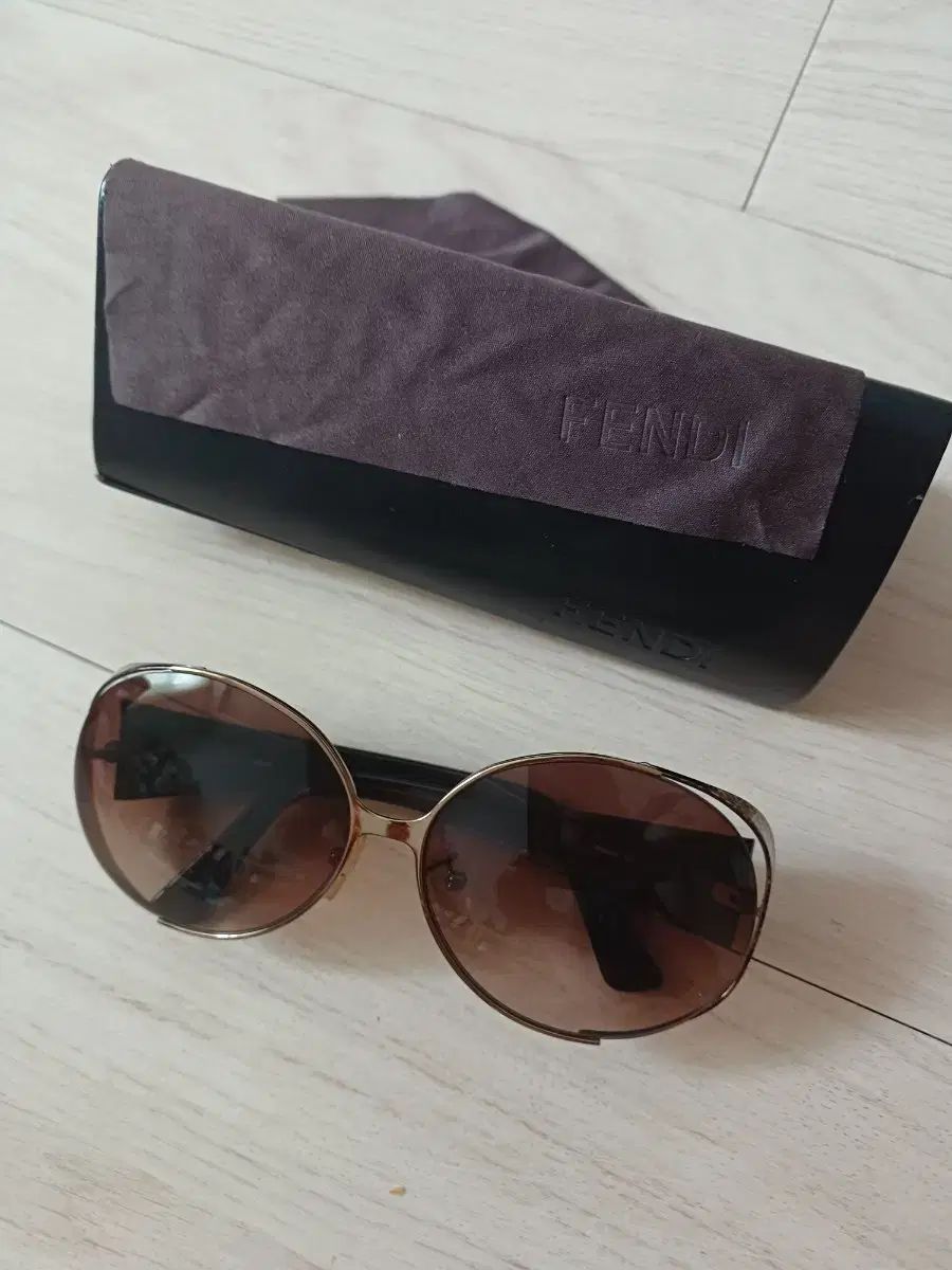 FENDI 新品☆FENDIサングラス ブラウン ケース入 FENDI（フェンディ) サングラス ブラウン FF ロゴ ケース - メルカリ