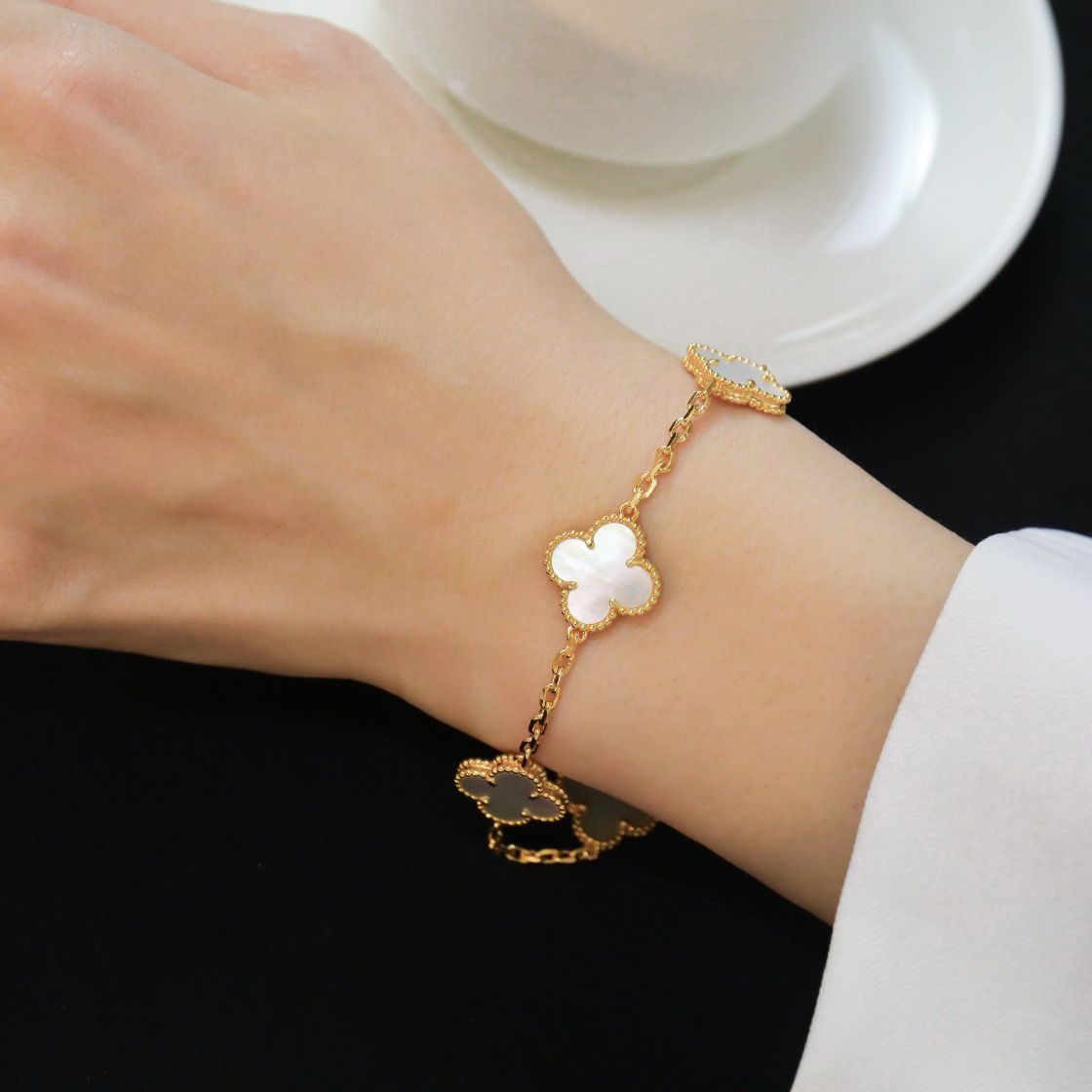 マザーオブパールのバングル Van Cleef & Arpels(ヴァンクリーフアンドアーペル) スウィート