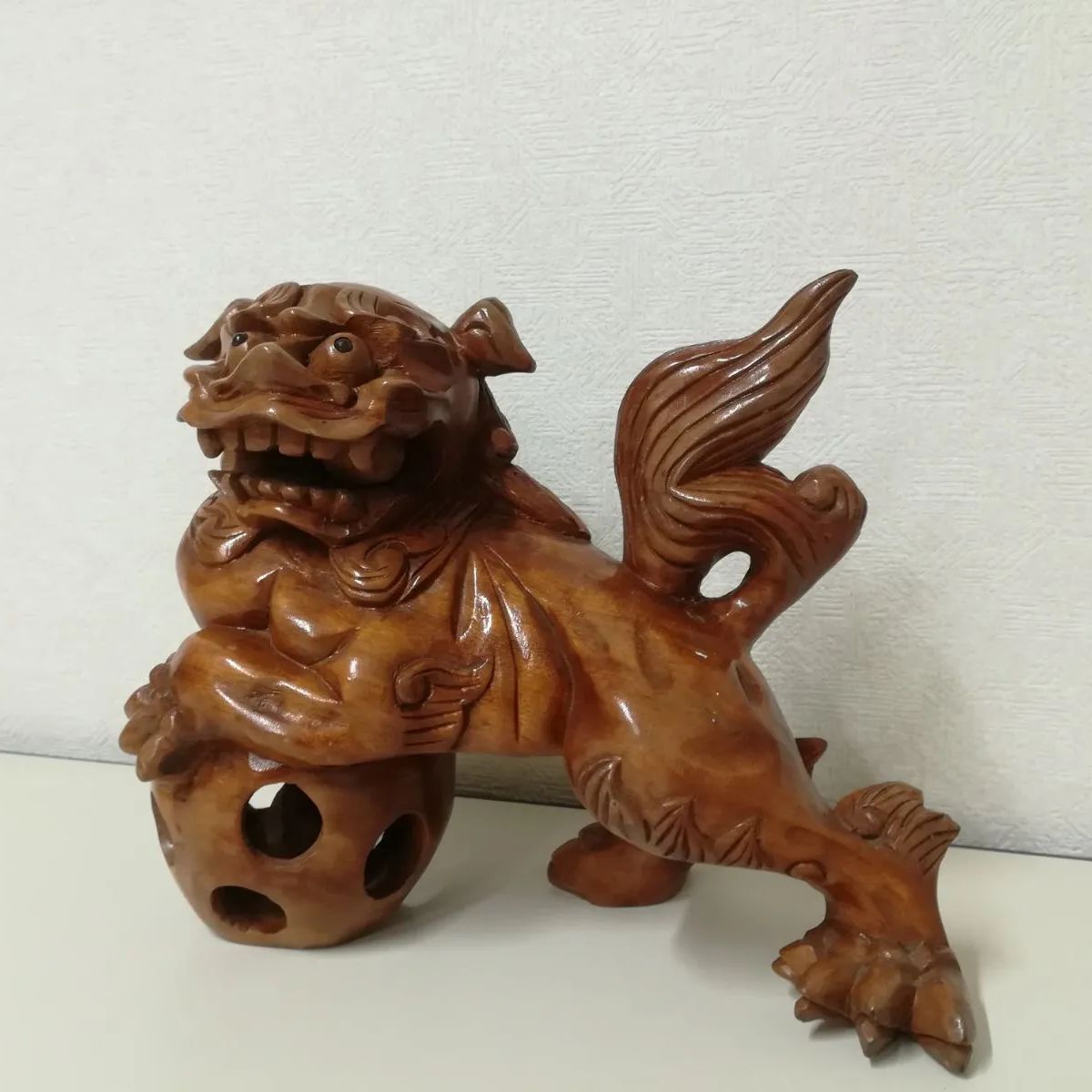 木彫りの玉乗り唐獅子（狛犬、シーサー）の置物 木彫り 玉乗り 獅子 狛犬 シーサー 工芸品 置物 中古 送料無料 2842