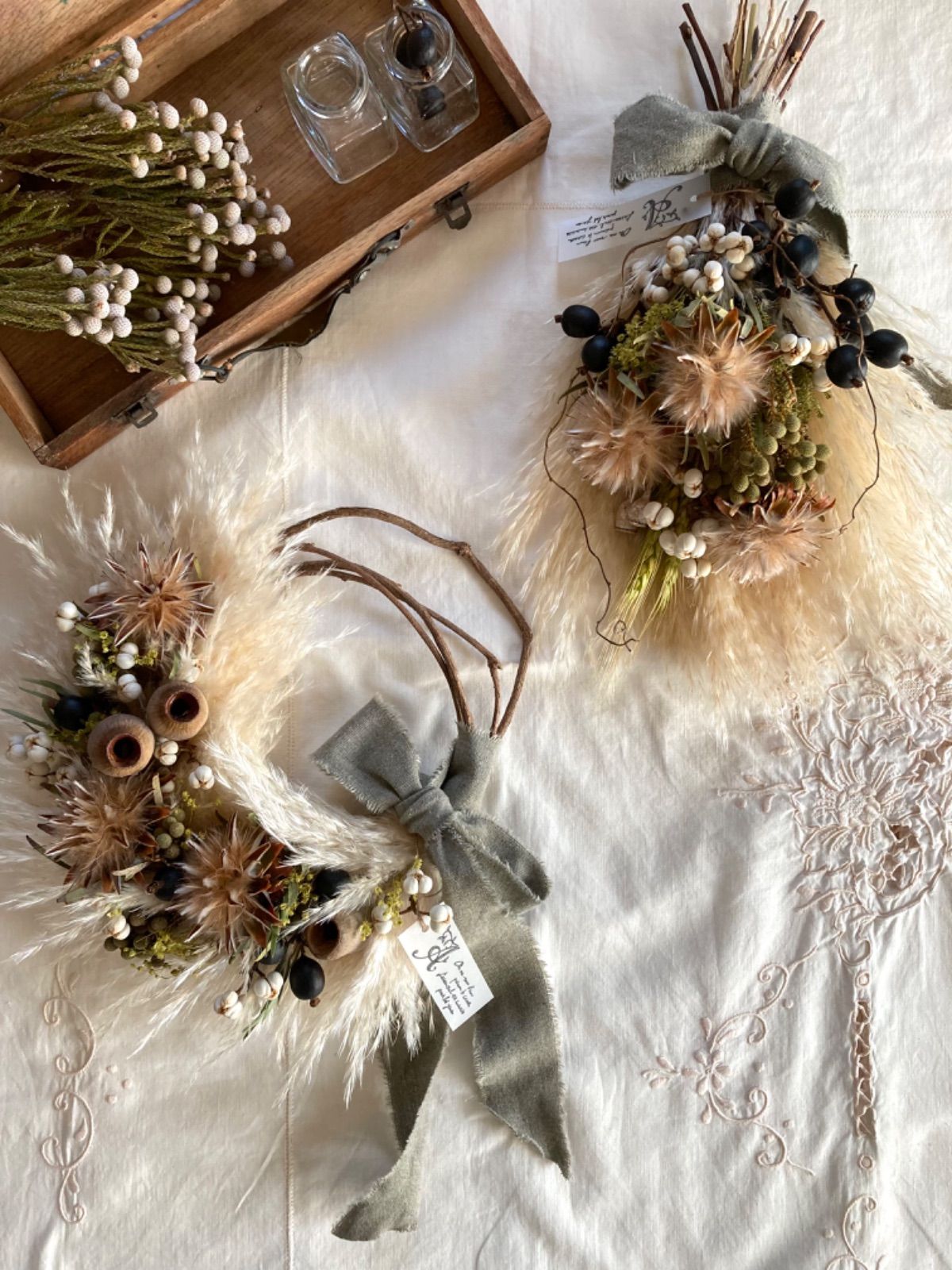 ネイティブフラワーとパンパスグラス　ふわふわナチュラルリース(32㎝) ネイティブフラワーとパンパスグラスふわふわナチュラルリース(32㎝)