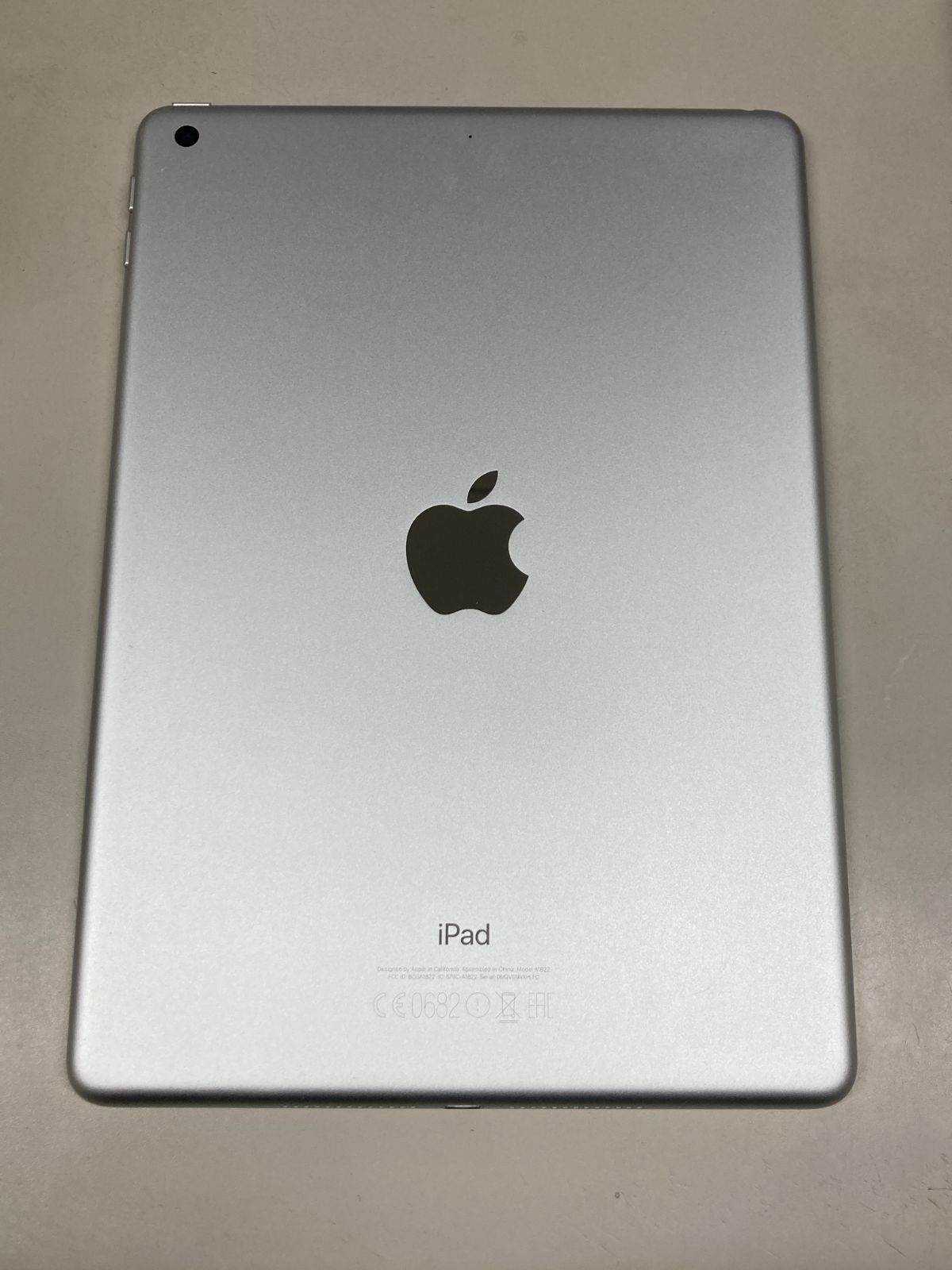 iPad (第5世代) Wi-Fiモデル 32GBシルバー