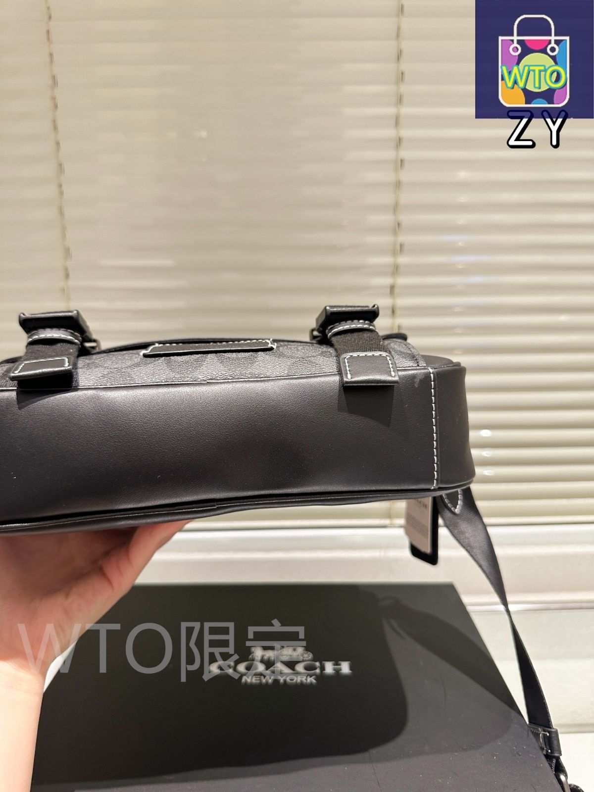 今日特価】Coach コーチ Track ポストマンバッグ ディズニー