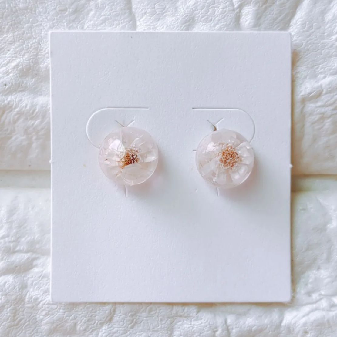 No.365 レジン シンプル 白いお花 ピアス イヤリング ぷっくり - メルカリ 