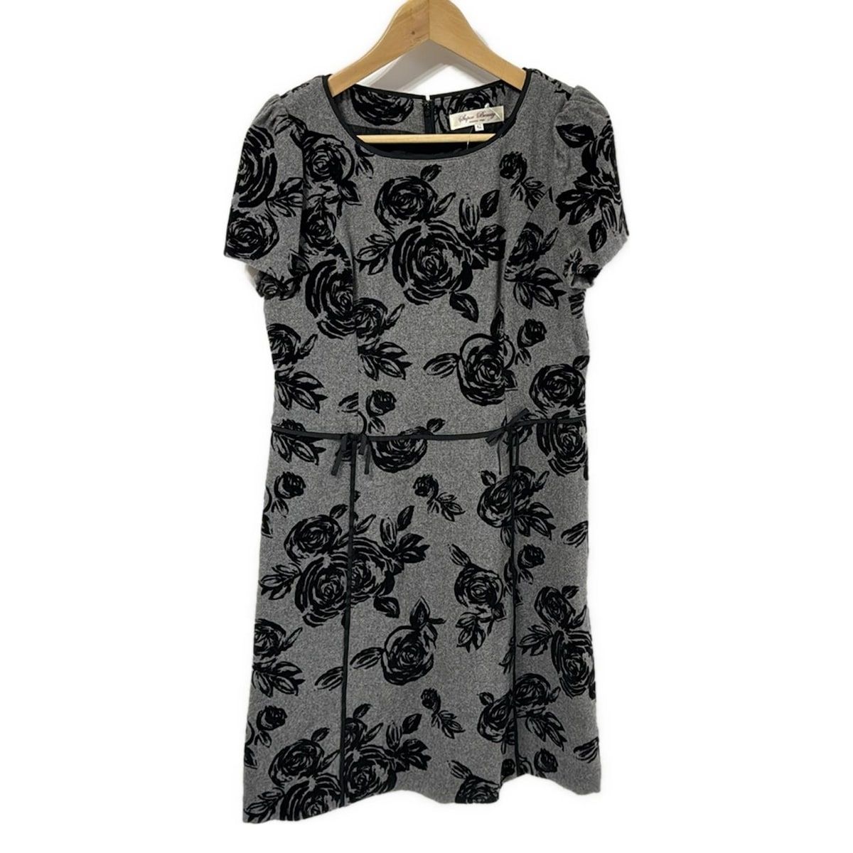 SUPERBEAUTY スーパービューティー ワンピース サイズ42 L レディース - グレー×黒 クルーネック 半袖 ひざ丈 花柄 リボン