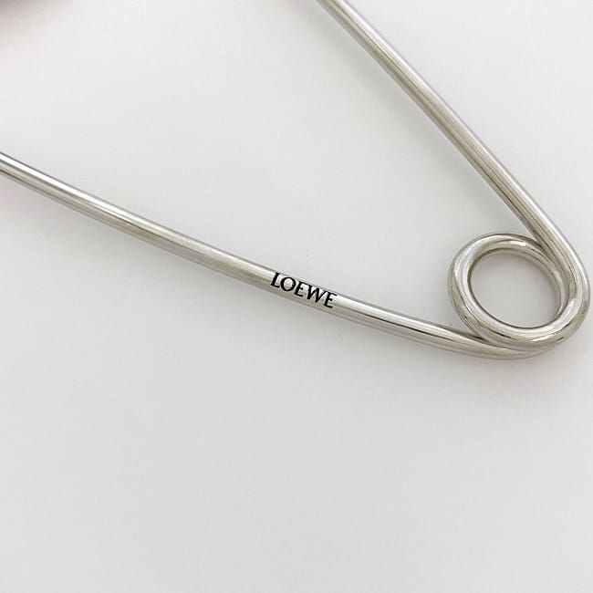 【未使用】LOEWE　ロエベ　ブローチ　メカノピン　レザー　ベージュ　シルバー ロエベ メカノピン ブローチ シルバー レッド 美品 メタル