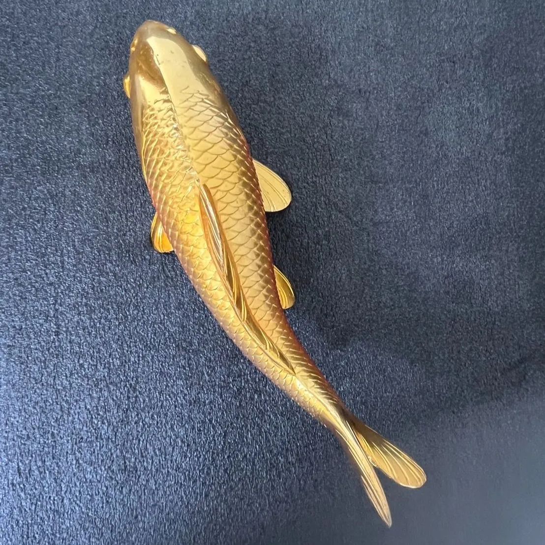 AH68 金属工芸 双鯉 寿山 豊 置物 オブジェ鯉 飾り台付 黒鯉金鯉 二匹