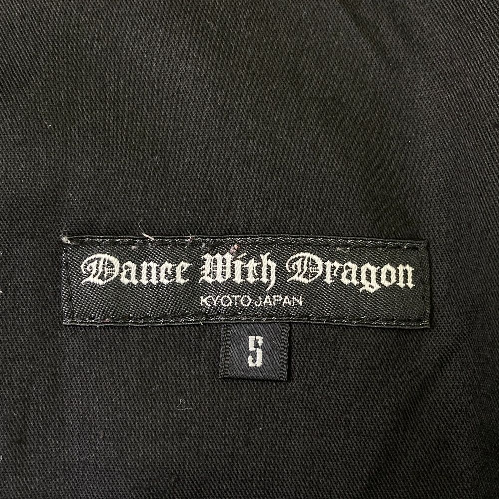 サイズ：5 DANCE WITH DRAGON ダンスウィズドラゴン ; ストレッチパンツ BUZZプリント 総柄 カーキ系 [240101486001] ゴルフウェア メンズ ストスト サイズ：5 DANCE WITH DRAGON ダンスウィズドラゴン