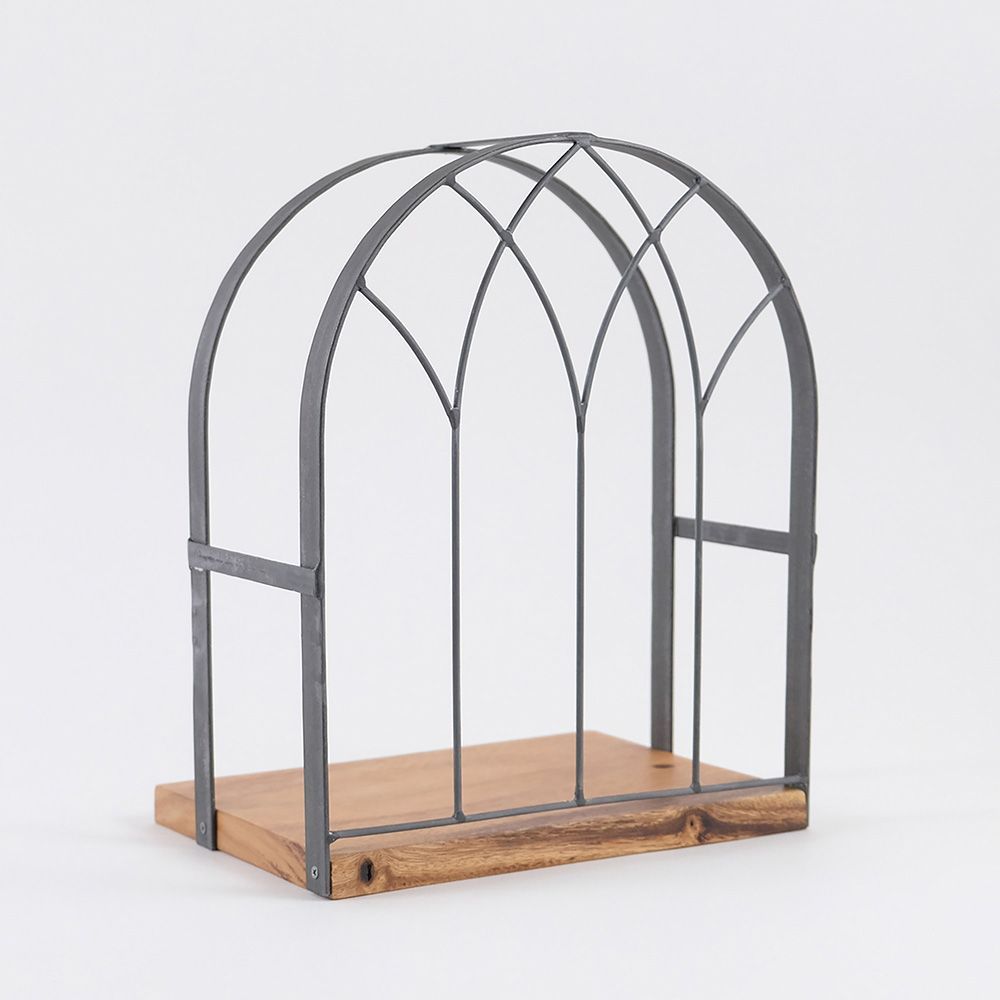 ディスプレイスペースになる窓枠の飾り棚