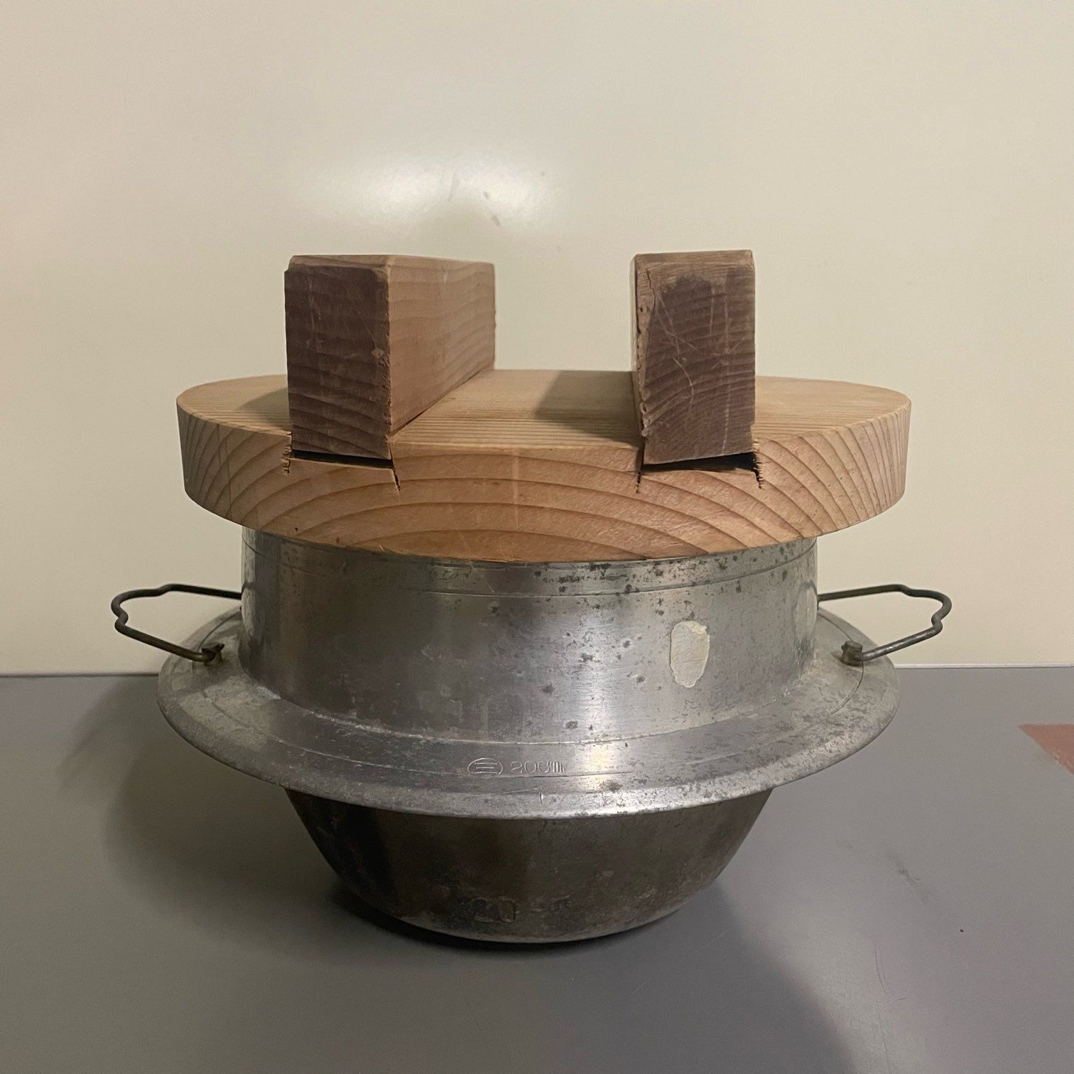 古い銅製の釜 羽根釜 容器 大型 角型 蓋付き 古道具 レトロ アンティーク 那須町役場】昭和レトロ 古道具 羽釜 木蓋付き 20cm 廃校【管理