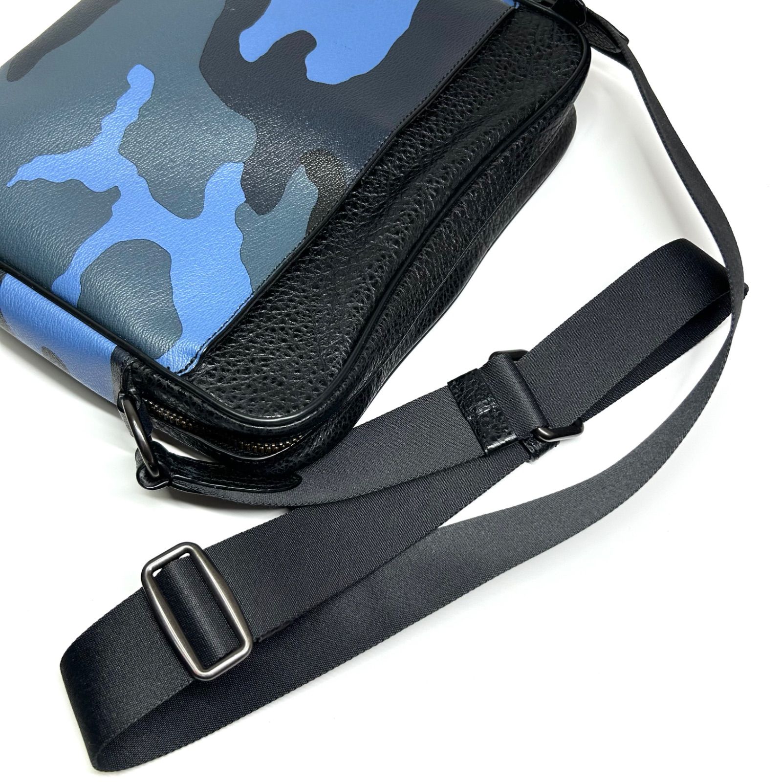 COACH・コーチショルダーバッグ カモフラ限定　 青迷彩　型番F71622 COACH・コーチショルダーバッグ カモフラ限定 青迷彩 型番F71622
