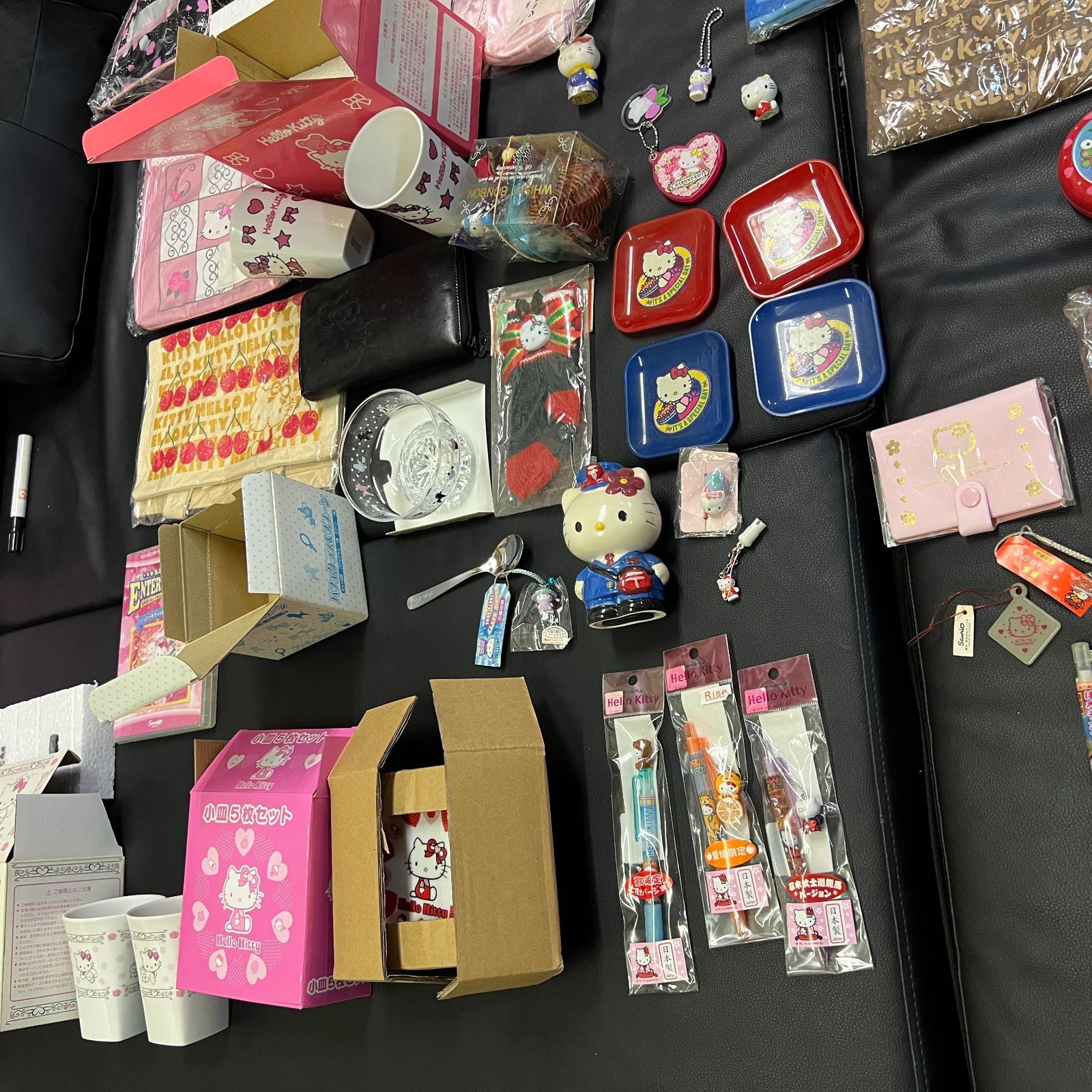 ハローキティ グッズ 大量まとめ売り ハローキティ グッズ 大量まとめ売りセット（バッグ・食器・文具・小物