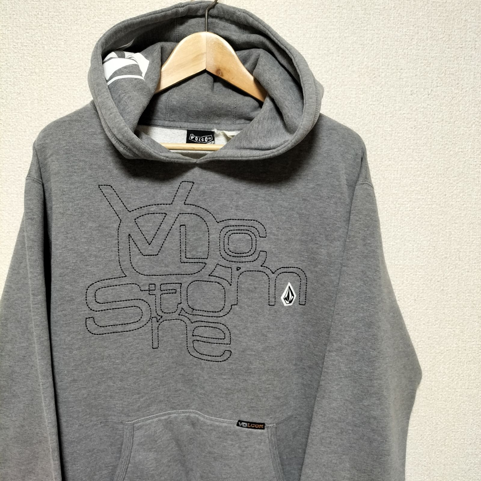 室内で12回ほど袖を通しました希少 VOLCOM【XL】パーカー