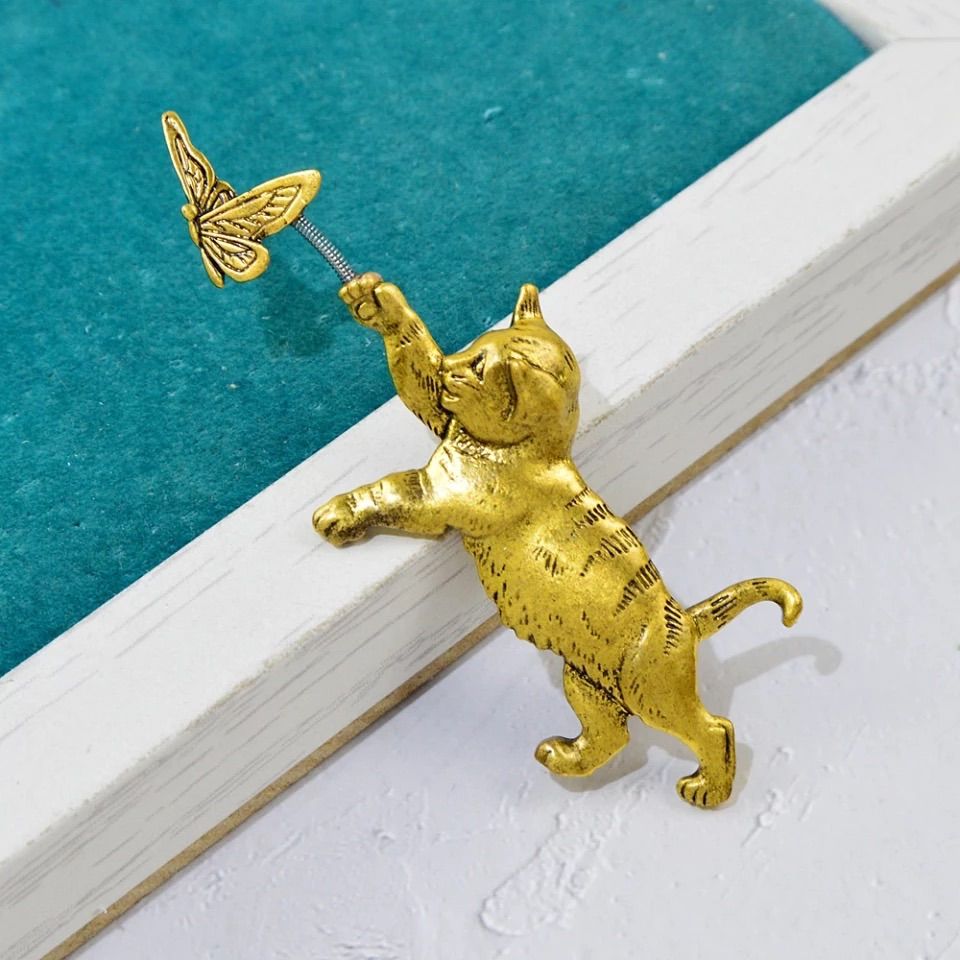 ブローチ　ネコ好き　猫　アニマル　コサージュ　装飾　大きめ　ピン　ゴールド