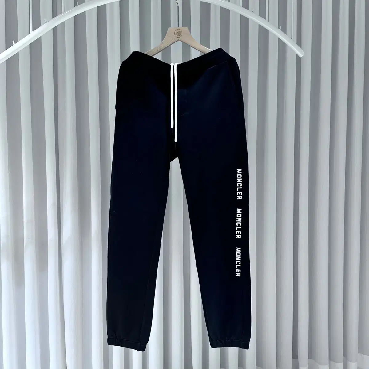 XXXL MONCLER モンクレール ワッペン ロゴ トレーナー ジョガーパンツ パンツ 黒
