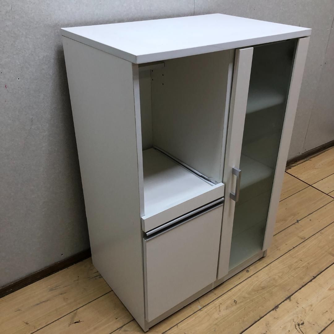 送料無料 コンパクト キッチンボード 食器棚 レンジ台 ホワイトカラー ガラス扉収納 スライド棚付き 組み立て式 250915-2