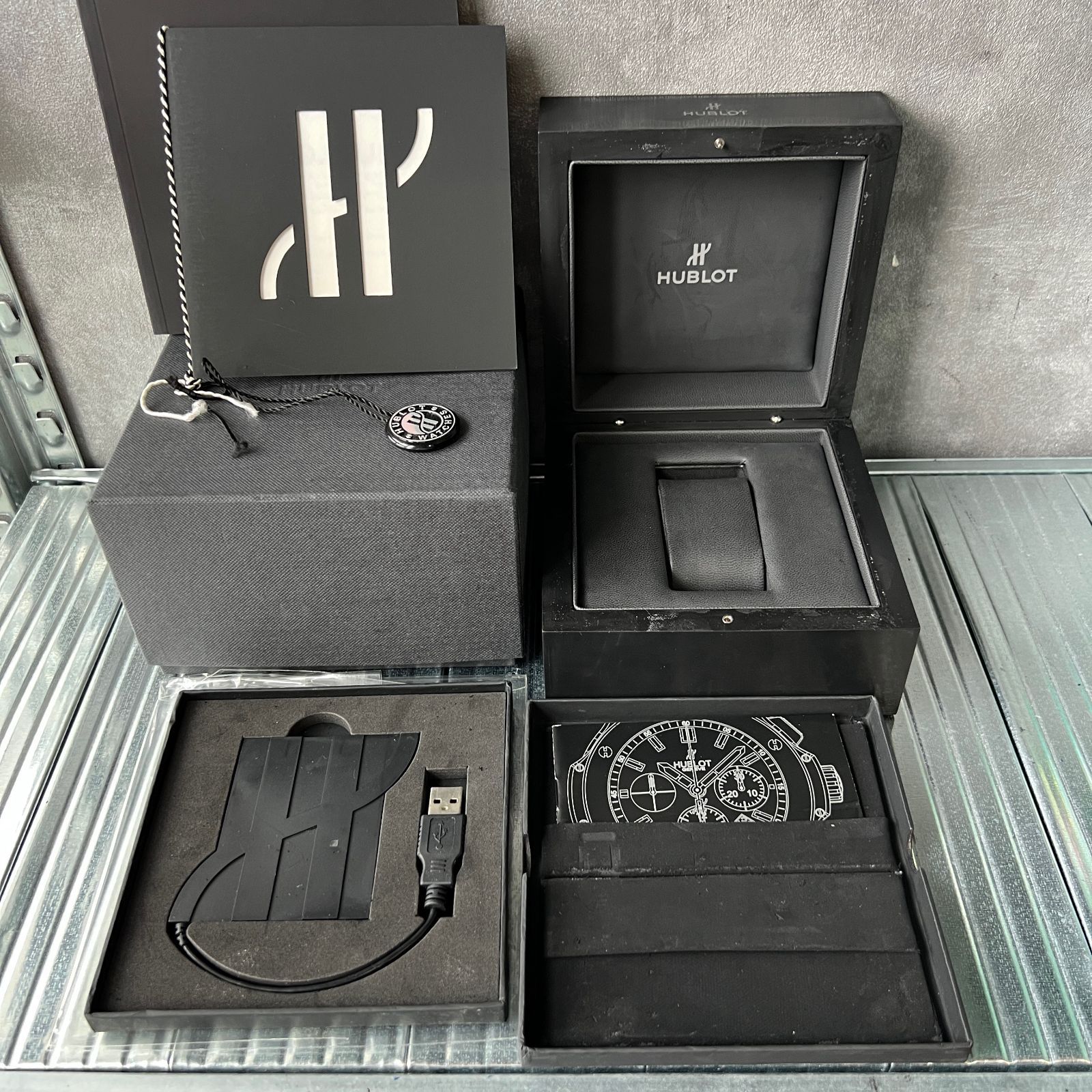 ウブロ HUBLOT 空箱 時計ケース USB・冊子・タグ付き ヒビあり